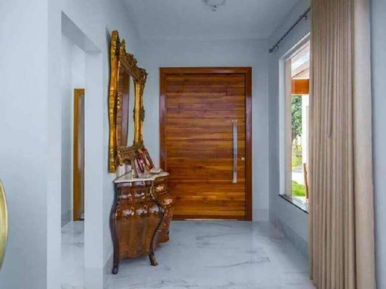 2. Decora&ccedil;&atilde;o cl&aacute;ssica para hall de entrada com espelho e c&ocirc;moda proven&ccedil;al &ndash; Foto: Adriana Mello Arquitetura