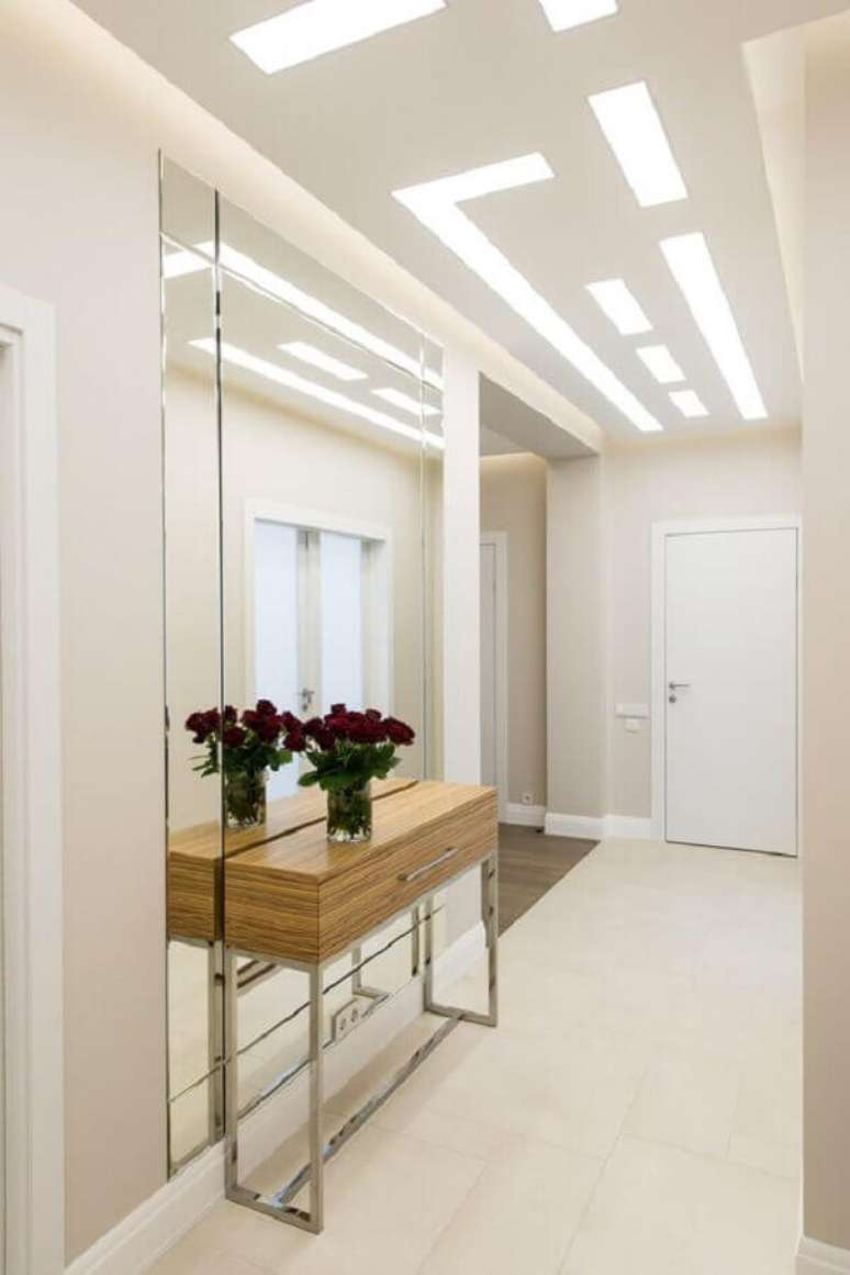 9. Decora&ccedil;&atilde;o clean para hall de entrada com espelho grande e aparador &ndash; Foto: Pinterest