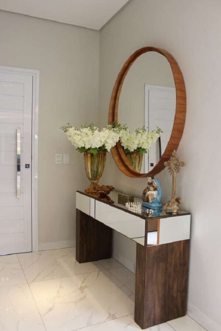 22. Decora&ccedil;&atilde;o de hall de entrada com espelho redondo e aparador espelhado de madeira &ndash; Foto: Arquiteta Bianca Monteiro