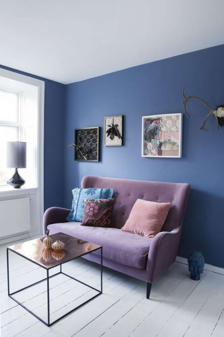 67. Sofá roxo na sala azul – Via: Bolig Magasinet