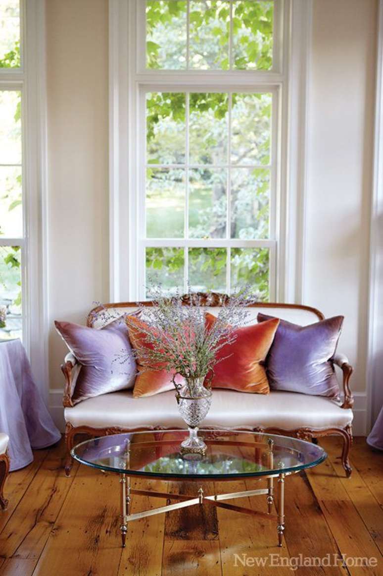 69. Decoração em tons de roxo – Via: New England Home