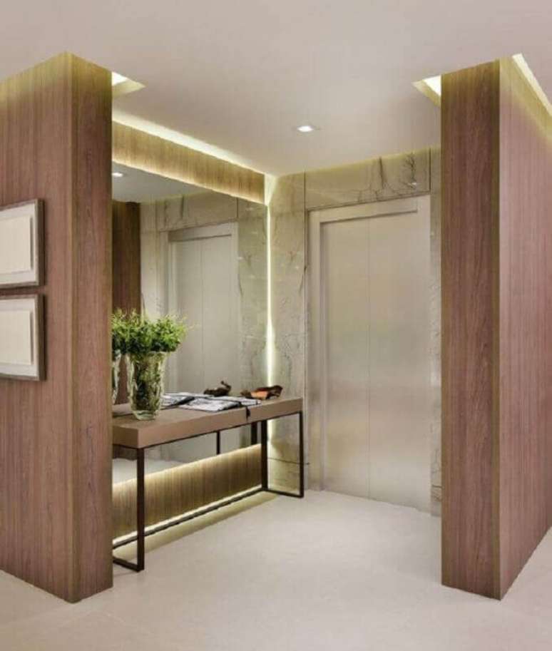 25. Decora&ccedil;&atilde;o de hall de entrada com espelho planejado na parede &ndash; Foto: Quitete&Faria