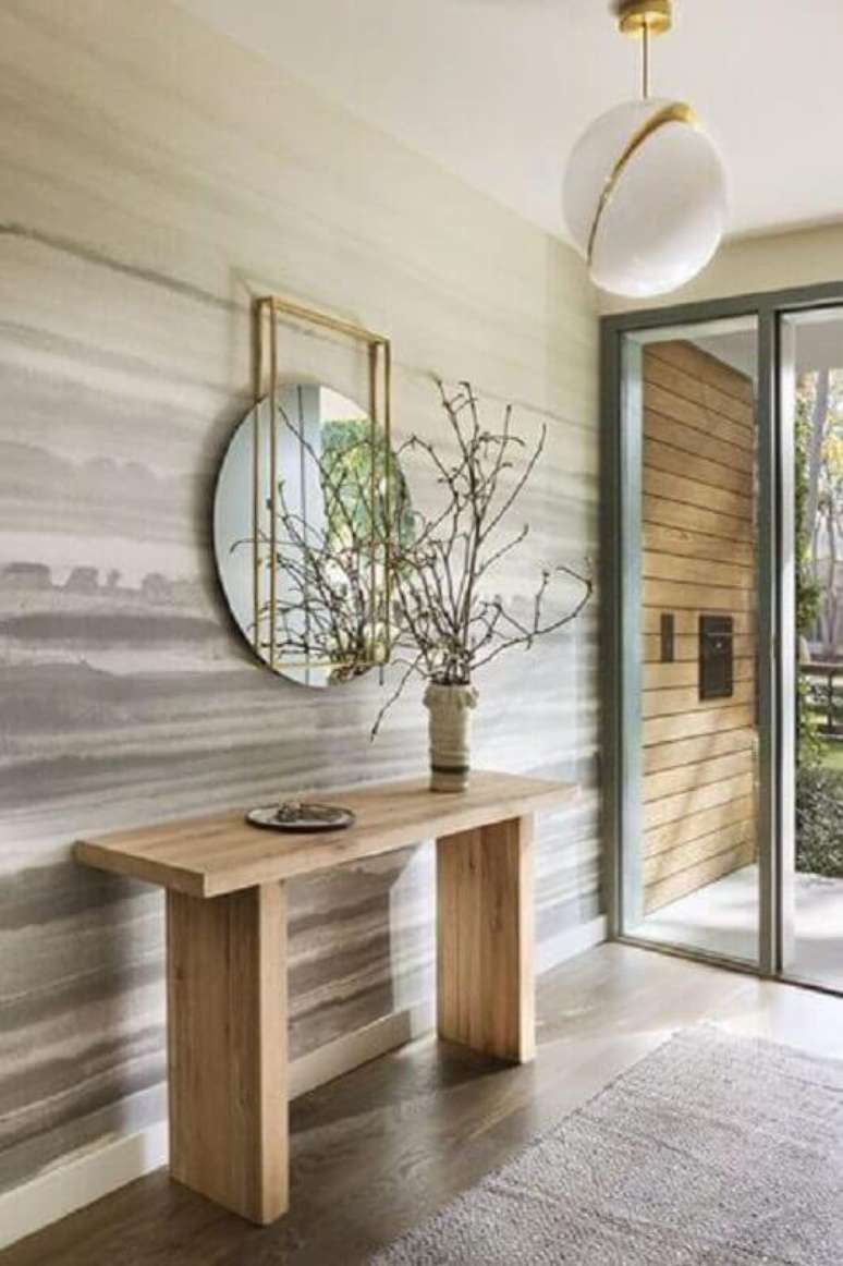 26. Hall de entrada com espelho decorado com aparador de madeira simples &ndash; Foto: Elle Decor