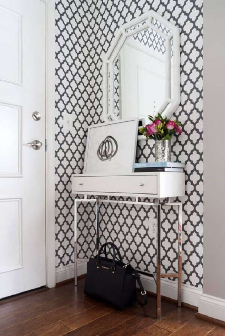 29. Decora&ccedil;&atilde;o de hall de entrada pequeno com espelho branco e papel de parede &ndash; Foto: Architecture Art Designs