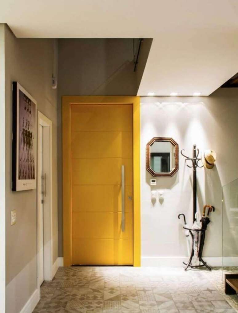 31. Decora&ccedil;&atilde;o para hall de entrada com espelho e porta amarela &ndash; Foto: Pinterest