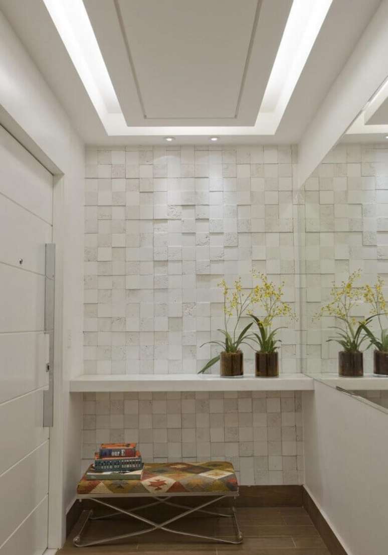 7. Decora&ccedil;&atilde;o de hall de entrada pequeno com espelho e revestimento 3D &ndash; Foto: Anual Design
