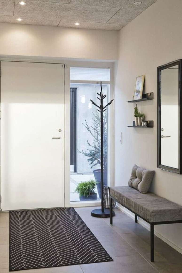 41. Decora&ccedil;&atilde;o minimalista para hall de entrada com espelho e banco estofado minimalista &ndash; Foto: Jeito de Casa