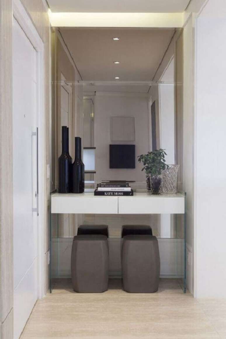 43. Decora&ccedil;&atilde;o moderna para hall de entrada pequeno com espelho e aparador planejado &ndash; Foto: Pinterest