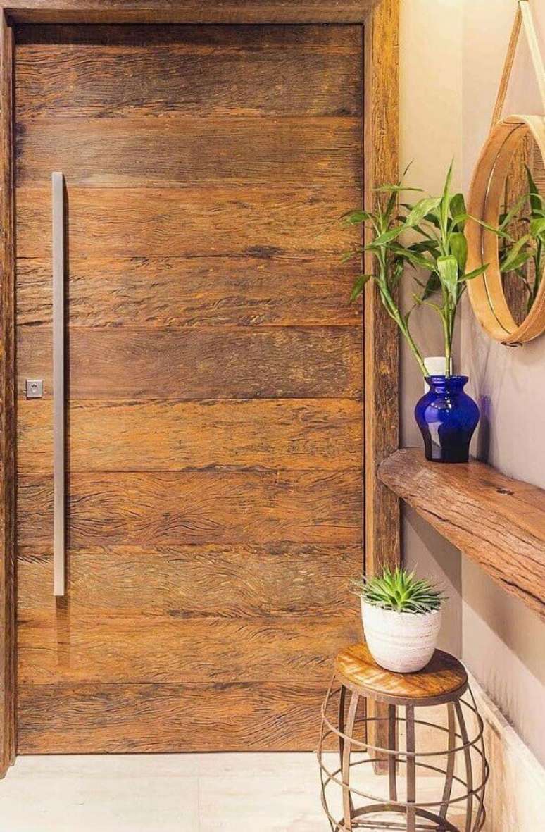 46. Decora&ccedil;&atilde;o r&uacute;stica para hall de entrada com espelho redondo e aparador suspenso em madeira de demoli&ccedil;&atilde;o &ndash; Foto: My Desired Home