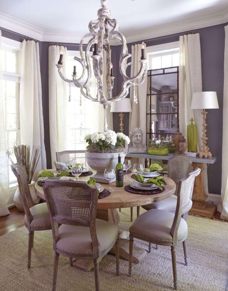 71. Decoração para sala de jantar em tons de roxo – Via: Birminghan Home e Garden