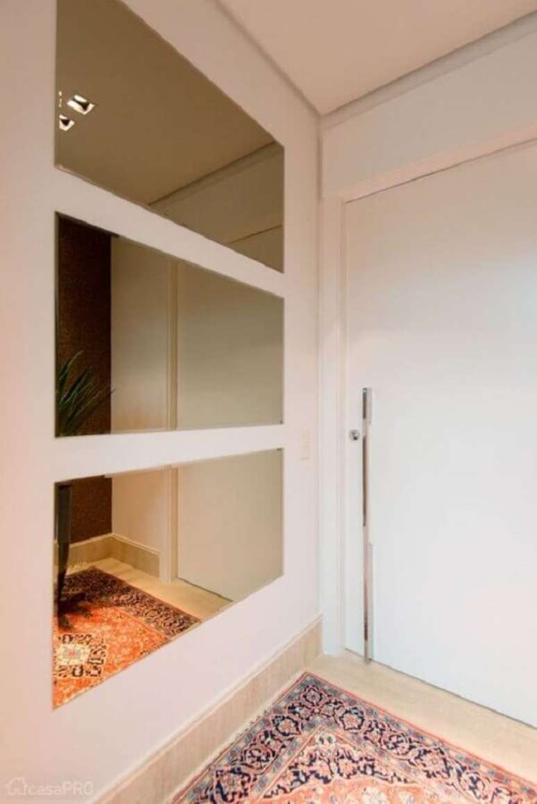 48. Decora&ccedil;&atilde;o simples e clean para hall de entrada com espelho bisotado &ndash; Foto: Pinterest