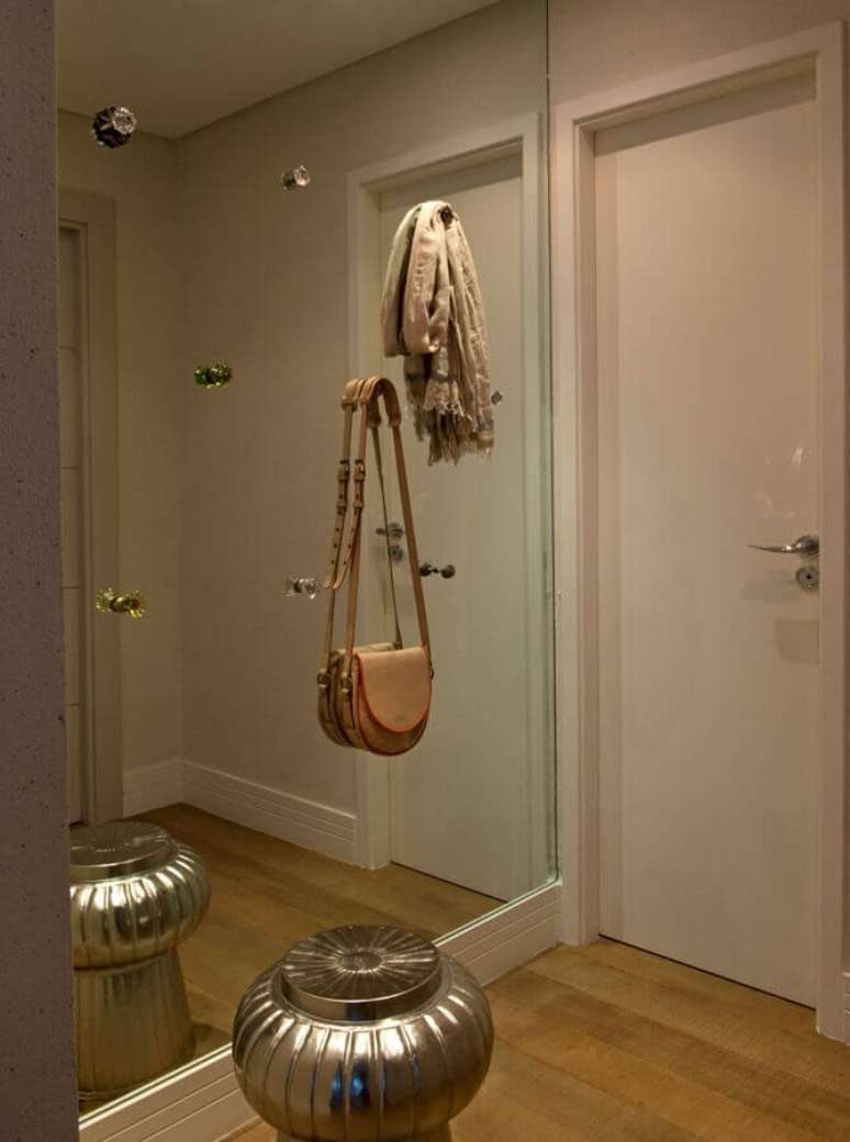 49. Decora&ccedil;&atilde;o simples para hall de entrada com espelho de parede &ndash; Foto: Pinterest