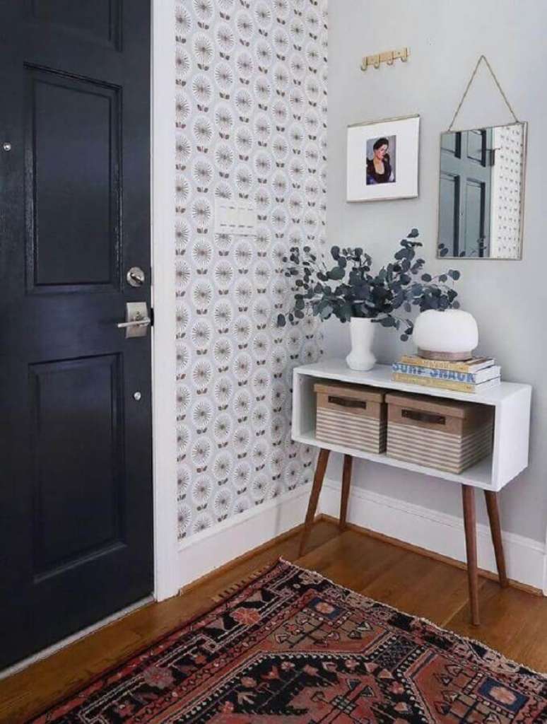 50. Aparador retr&ocirc; para decora&ccedil;&atilde;o de hall de entrada pequeno com espelho &ndash; Foto: Pinterest