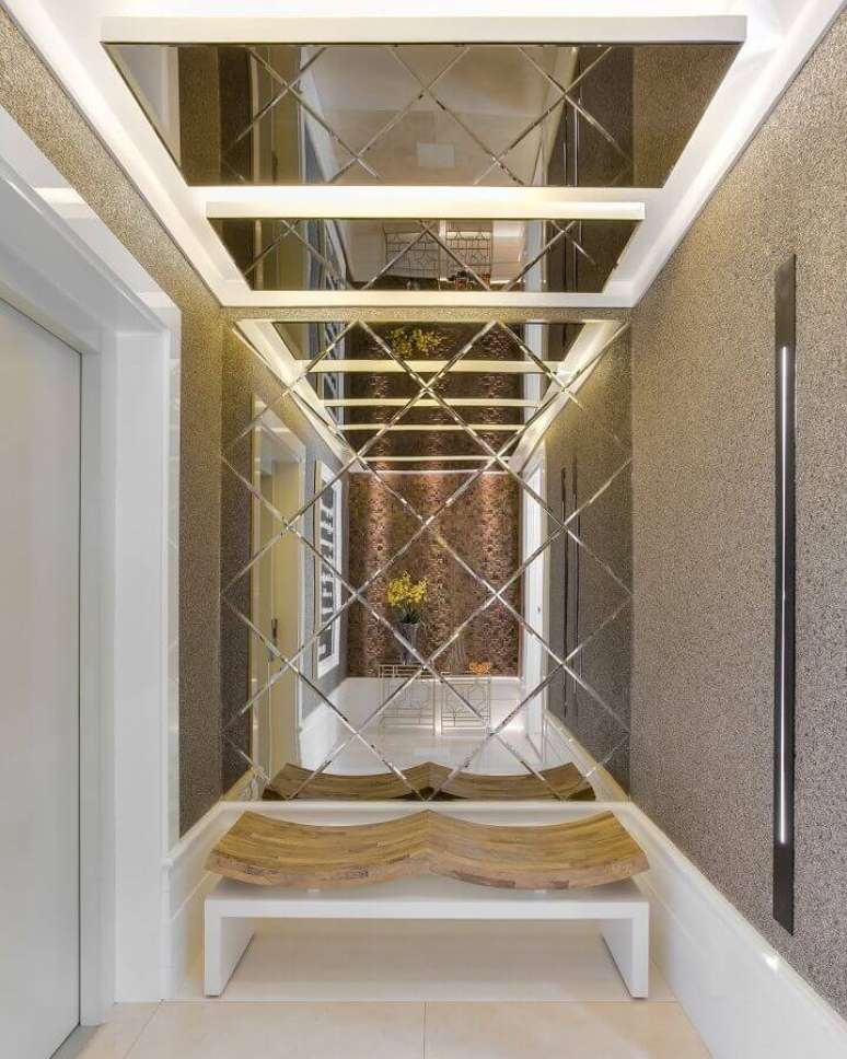 53. Decora&ccedil;&atilde;o sofisticada para hall de entrada com espelho grande em parede planejada &ndash; Foto: Erique Moreira Arquitetura