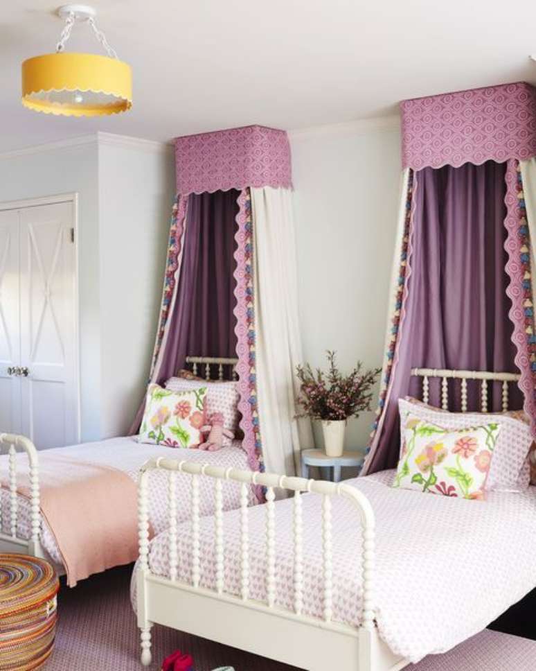 72. Quarto infantil com dossel em lilás – Via: House Beautiful