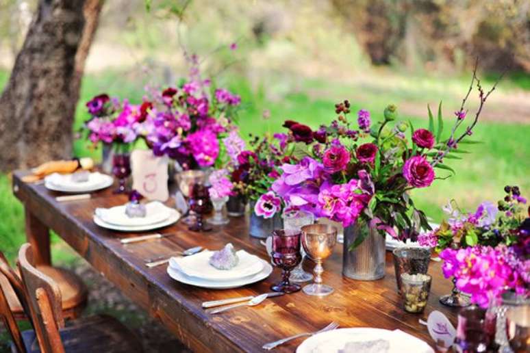 73. Flores roxas para decoração em tons de roxo – Via: Pinterest