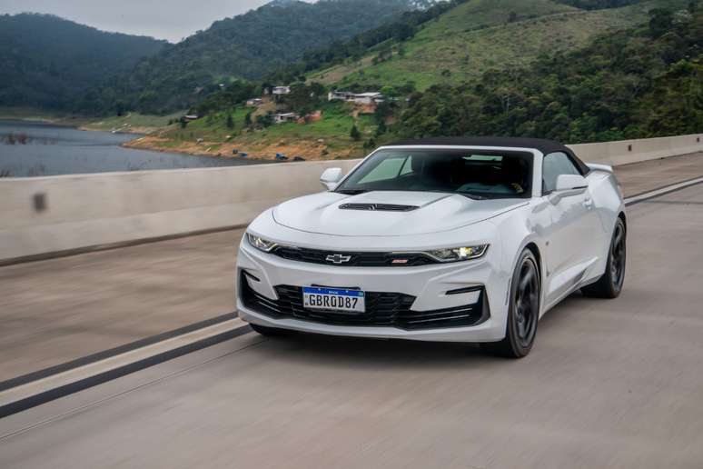 Chevrolet Camaro atual: motor 6.2 V8 de 461 cv de potência e 616 Nm de torque.