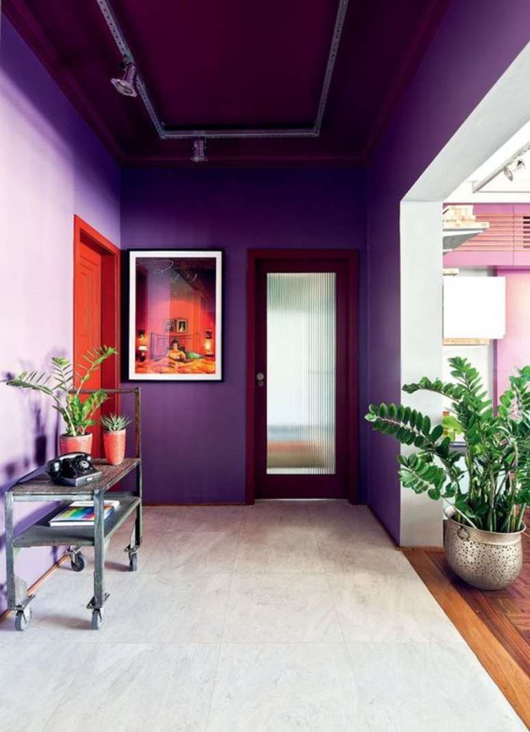 13. Parede em tons de roxo na casa iluminada – Via: Casa Vogue