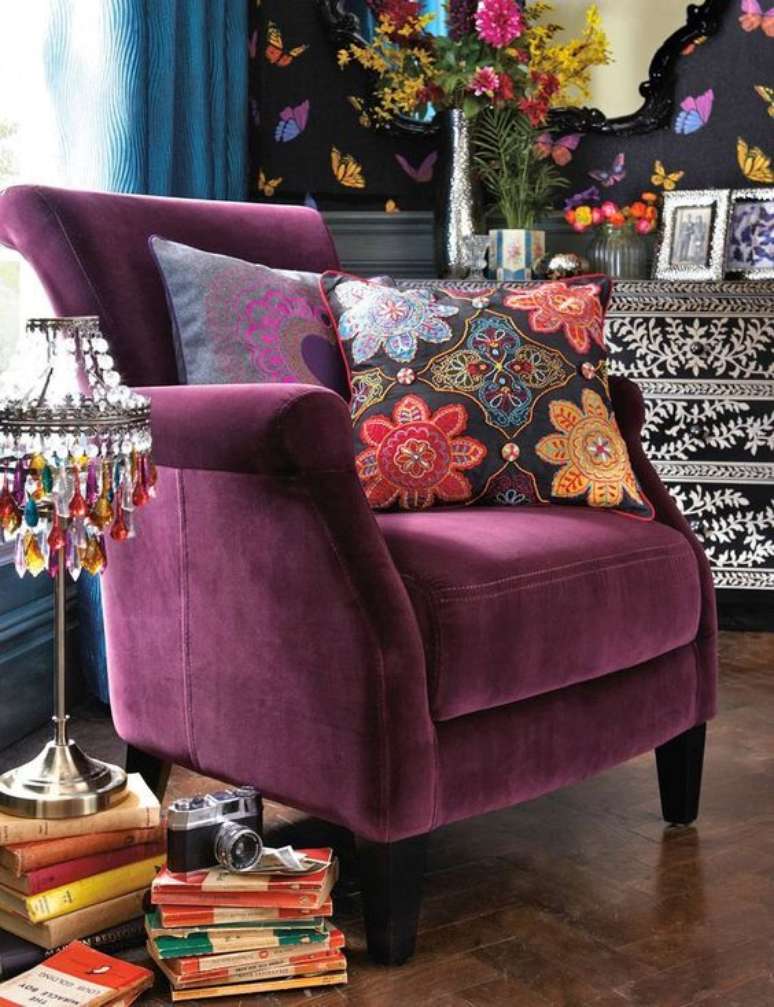 15. Poltrona roxa com almofada estampada – Via: Feng Shui dana