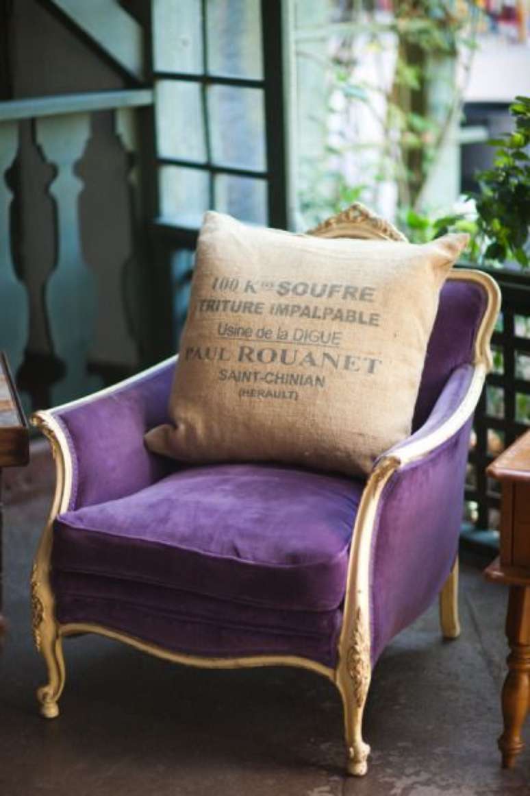 16. Poltrona roxa para sala clássica – Via: Style me Pretty