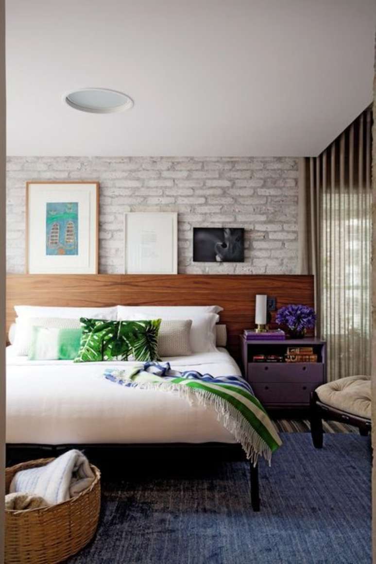 18. Quarto em tons de roxo com cabeceira de madeira – Via: Casa e Jardim