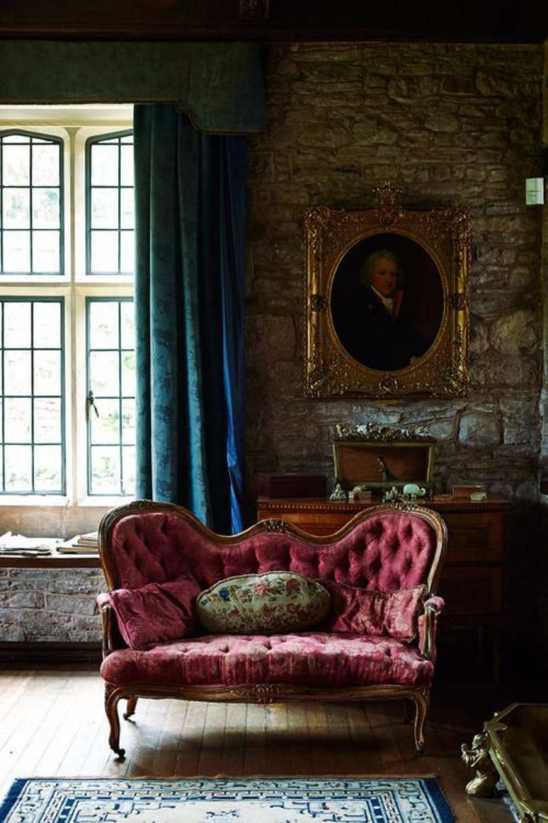 38. Sala com sof&aacute; antigo &ndash; Via: We Heart It