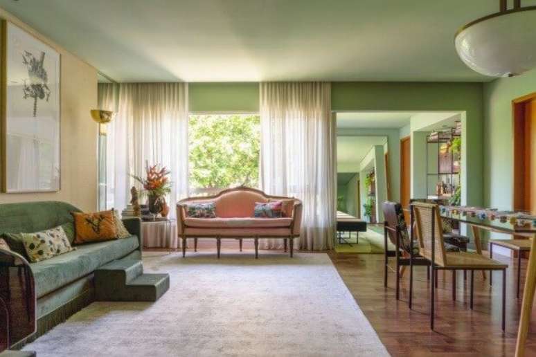 39. Sala com sof&aacute; rosa antigo &ndash; Via: Casa e Jardim