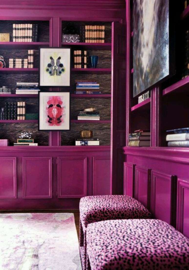20. Sala roxa com prateleira e puff roxos – Via: Design by Katy
