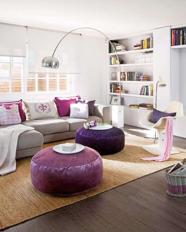 21. Sala roxa com puffs grandes e redondo – Via: Pinterest