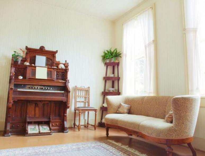 40. Sala de estar com sof&aacute; antigo &ndash; Via: Home Stratosphere