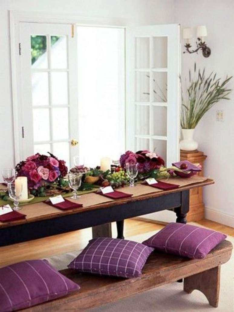 22. Sala de jantar decorada com flores roxas – Via: Pinterest