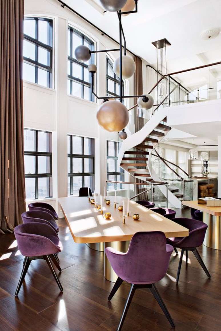 23. Sala de jantar cadeiras roxas – Via: Planete Decor