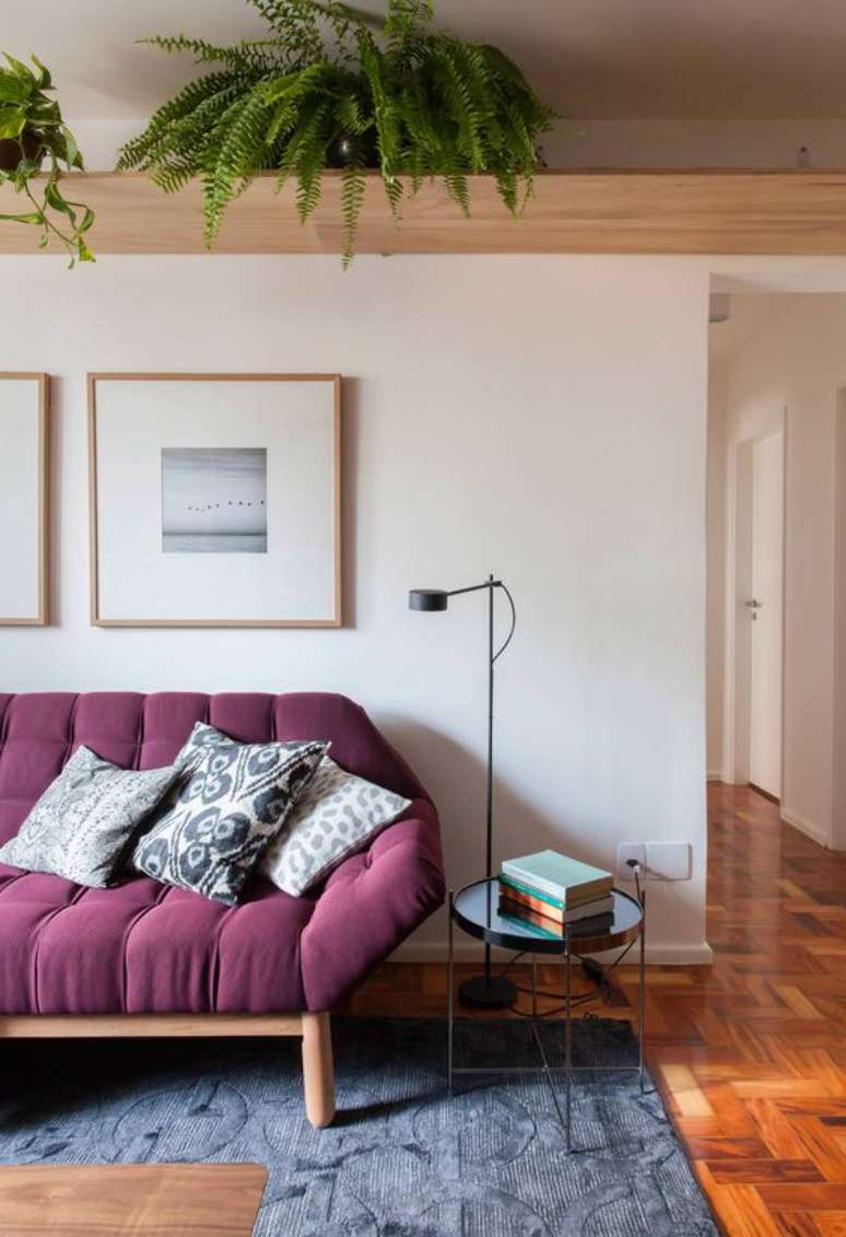 24. Sala roxa com sofá retrô e decoração clean – Via: Ina Arquitetura