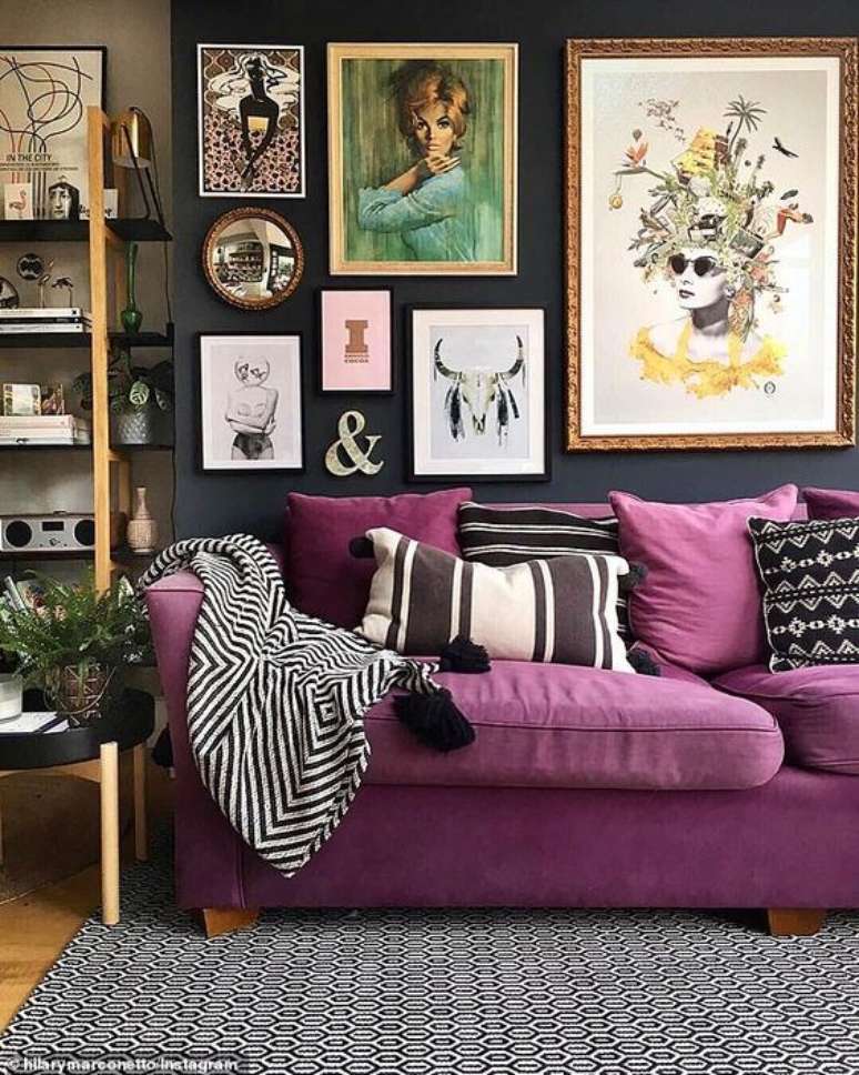 27. Sofá roxo com manta e almofada preta e branca – Via: Daily Mail
