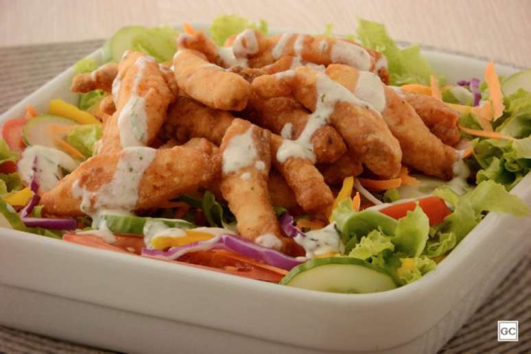 Guia da Cozinha - Salada com iscas de peixe para refeições rápidas e leves