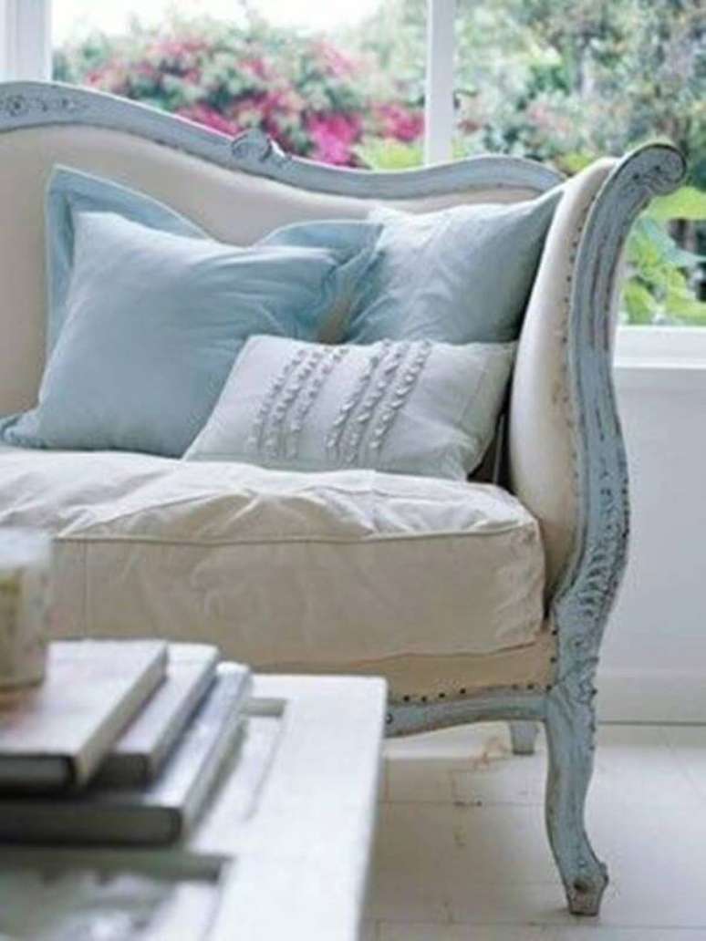 41. Sof&aacute; antigo azul e bege &ndash; Via: Ticking and toile