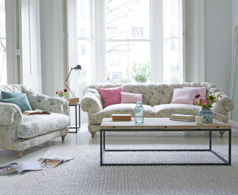 43. Sof&aacute; antigo bege e estampado &ndash; Via: Houzz