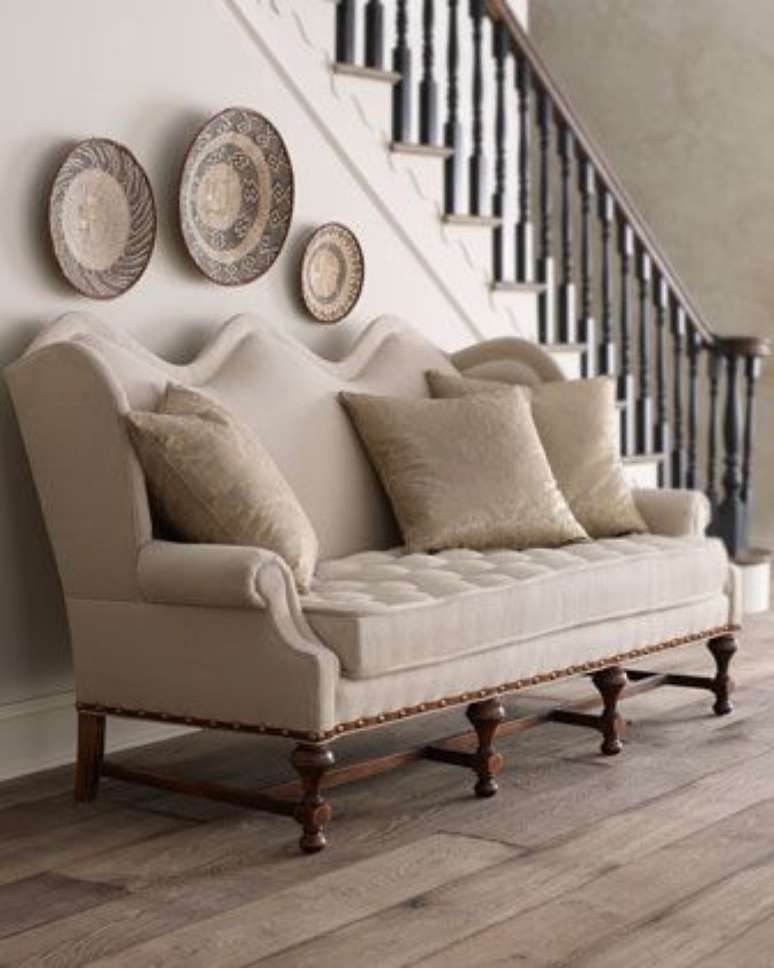 45. Sof&aacute; antigo branco &ndash; Via: Horchow