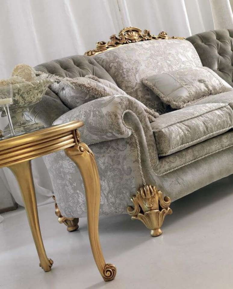 9. Sof&aacute; antigo cinza e dourado &ndash; Via: Pigoli