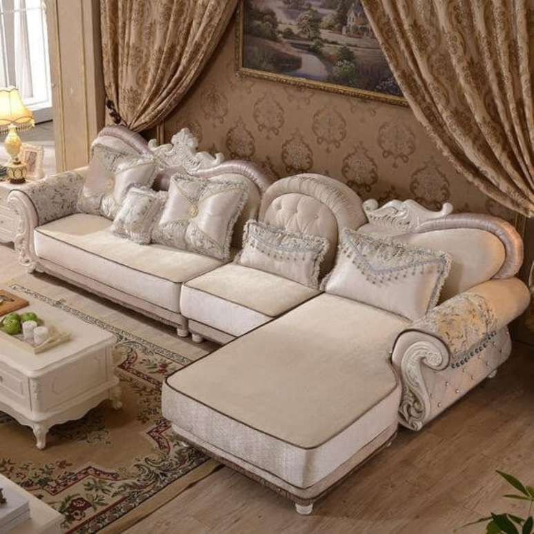 12. Sof&aacute; antigo cl&aacute;ssico branco para sala de estar &ndash; Via: Pinterest