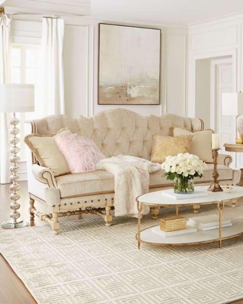 3. Sof&aacute; antigo cl&aacute;ssico com dourado &ndash; Via: Horchow