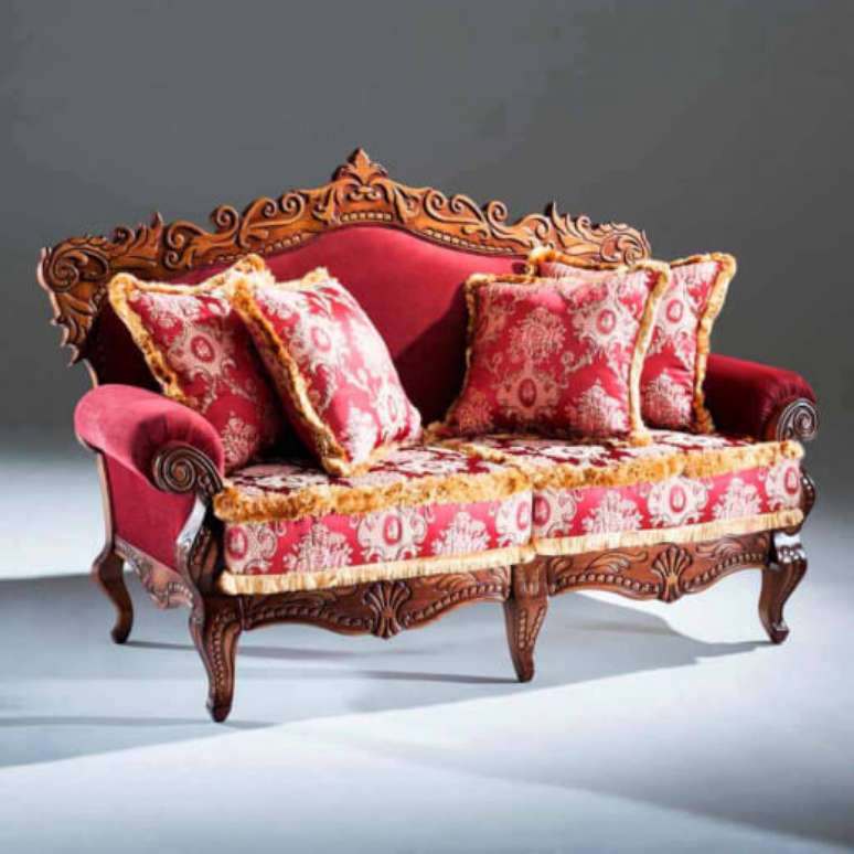 19. Sof&aacute; antigo de madeira com estampa &ndash; Via: Atelier Classico