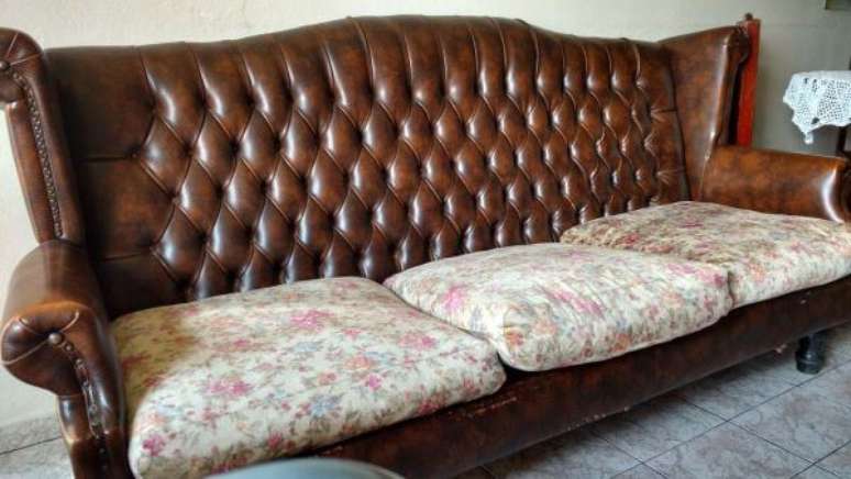 20. Sof&aacute; antigo de madeira e couro &ndash; Via: Pinterest
