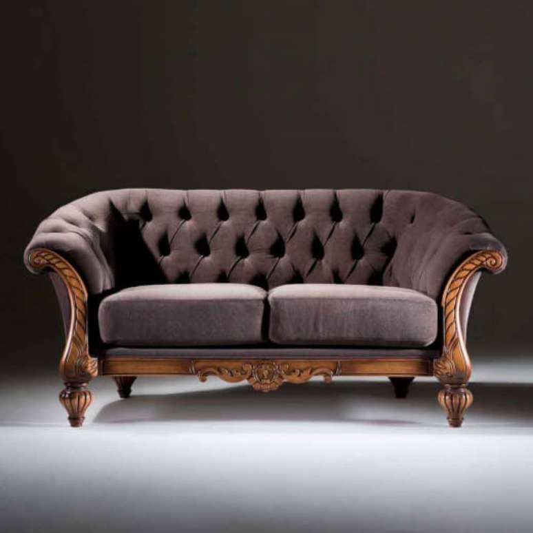 21. Sof&aacute; antigo de madeira &ndash; Via: Atelier Classico