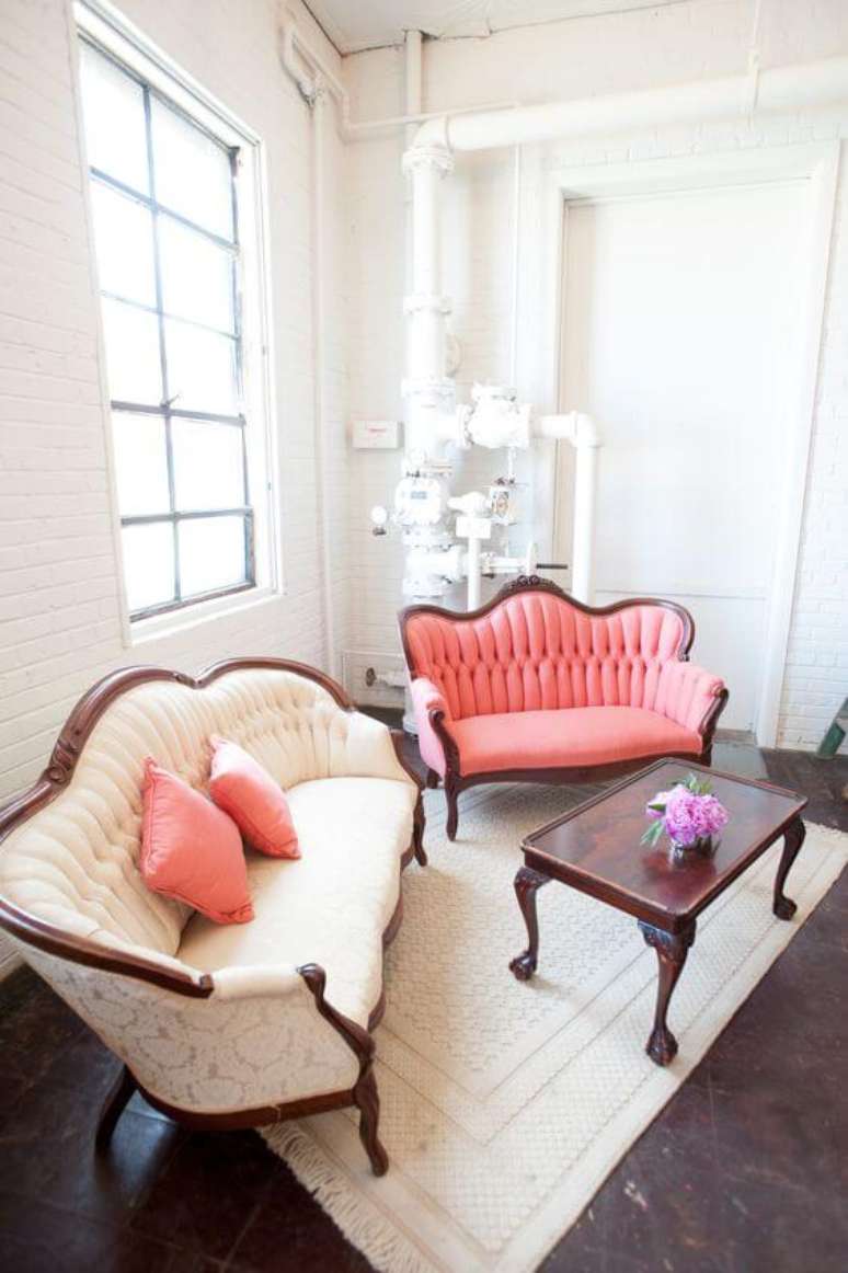 22. Sof&aacute; antigo de madeira rosa e bege &ndash; Via: Style me Pretty
