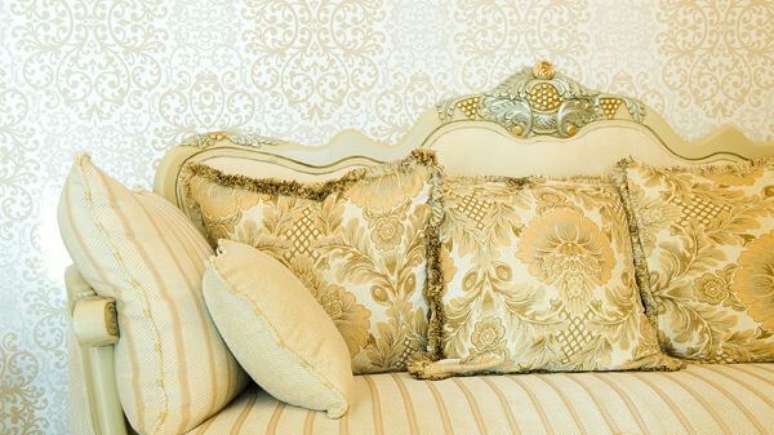 24. Sof&aacute; antigo dourado &ndash; Via: Westwing