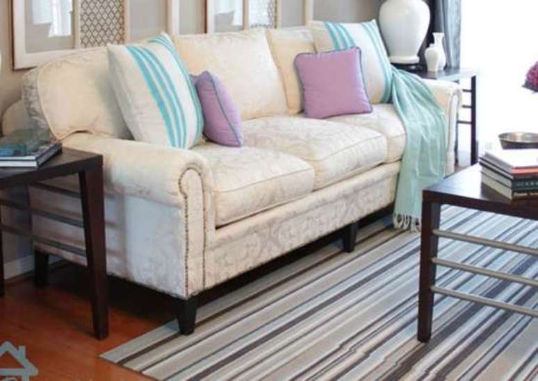 25. Sof&aacute; antigo com almofada azul e roxa &ndash; Via: Bob Vila