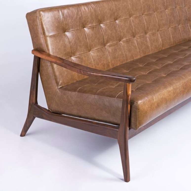 26. Sof&aacute; antigo de madeira e couro &ndash; Via: Desmobilia