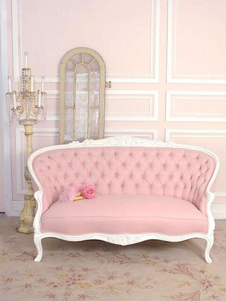 28. Sofa antigo rosa e branco &ndash; Via: French up Board