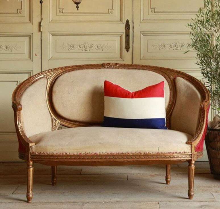 32. Sof&aacute;s antigos de madeira &ndash; Via: Home Design Lover